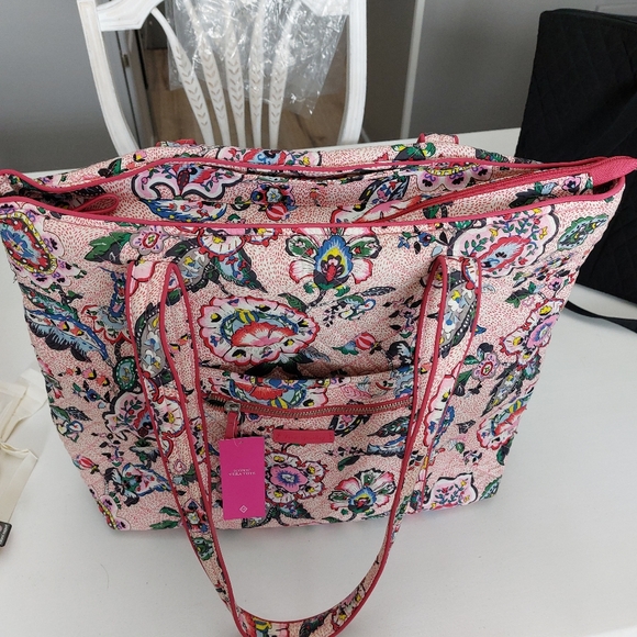 Vera Bradley Large Vera Tote Stiched Flowers NWT - Picture 4 of 5